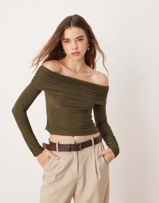 Miss Selfridge - Weiches Oberteil in Khaki mit Carmen-Ausschnitt-Grün