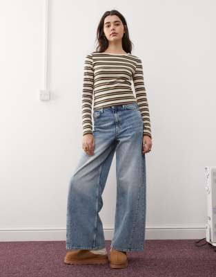 Miss Selfridge - Weit geschnittene Jeans in hellblauer Waschung