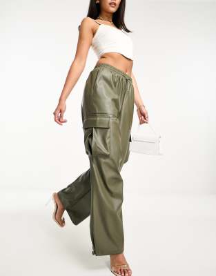 Miss Selfridge - Weite Cargohose aus Kunstleder in Khaki-Brown