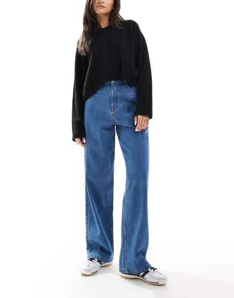 Miss Selfridge – Weite Jeans in blauer Waschung mit Blumenstickerei - view 1