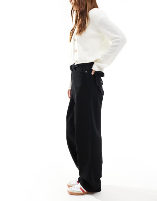 Miss Selfridge – Weite Jeans in schwarzer Waschung mit Lochmuster und Herztasche, 2 von 5