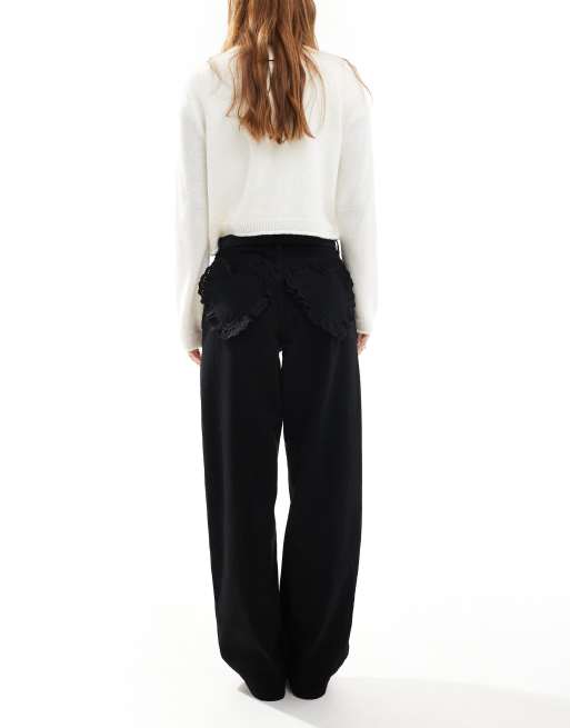 Miss Selfridge – Weite Jeans in schwarzer Waschung mit Lochmuster und Herztasche, 3 von 5