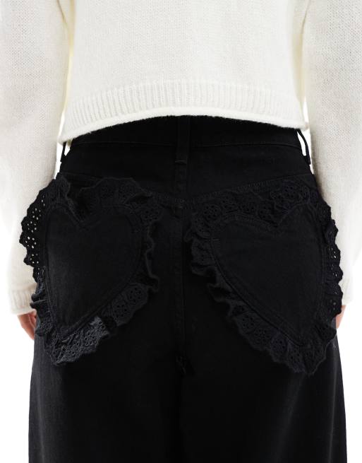 Miss Selfridge – Weite Jeans in schwarzer Waschung mit Lochmuster und Herztasche, 4 von 5