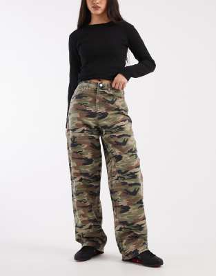 Miss Selfridge - Weite Jeans mit Military-Muster-Bunt