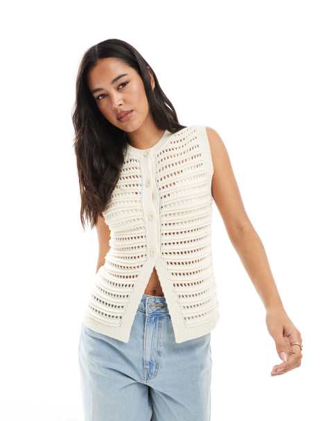 Miss Selfridge – Weste aus Strick in Creme mit Knopfleiste - view 1