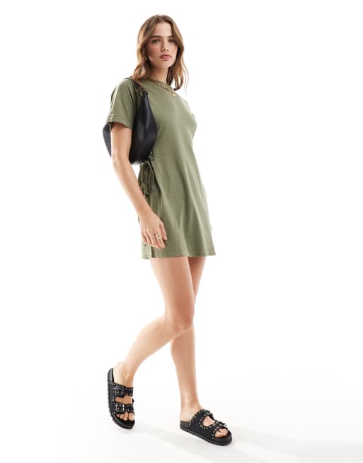 Miss Selfridge – Wiązana z boku sukienka t-shirtowa mini w spranym kolorze khaki