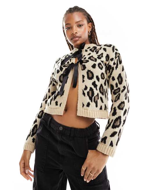 Miss Selfridge – Wiązany na wstążki dzianinowy kardigan w cętki
