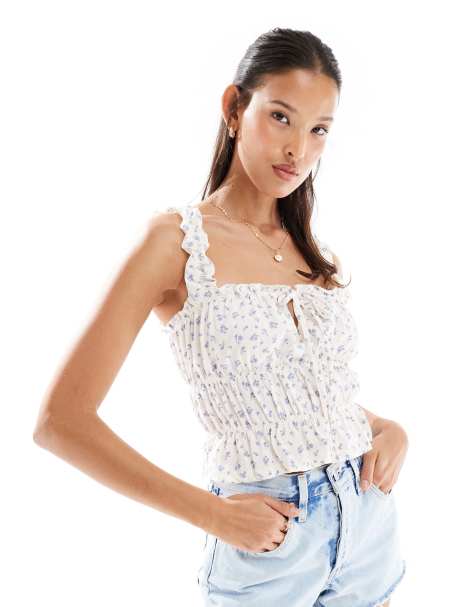 Miss Selfridge – Wiązany z przodu marszczony top w drobny kwiatowy wzór - view 1
