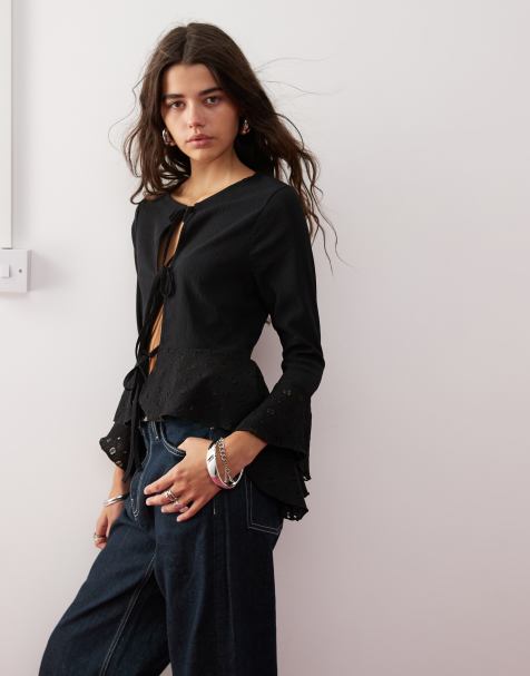 Miss Selfridge – Wiązany z przodu top z długimi rozkloszowanymi rękawami - view 1