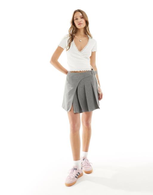 Miss Selfridge – Wickel-Ballettoberteil in Weiß mit Spitzenbesatz und Flügelärmeln, 3 von 4