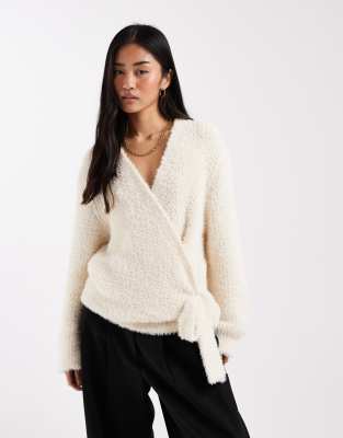 Miss Selfridge - Wickel-Strickpullover in Creme mit Schleifendetail-Gelb
