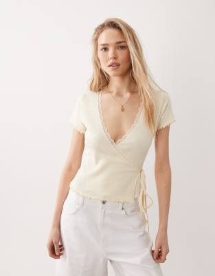 Miss Selfridge - Wickeloberteil aus Lochstrick in Buttermilchgelb mit Kräuselsaum