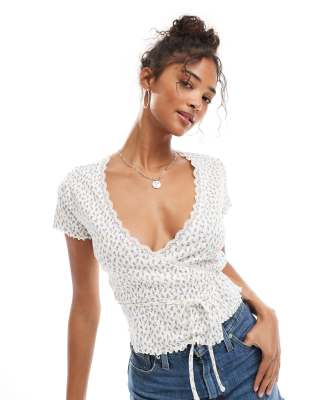 Miss Selfridge - Wickeloberteil aus Pointelle mit Blümchenmuster-Bunt