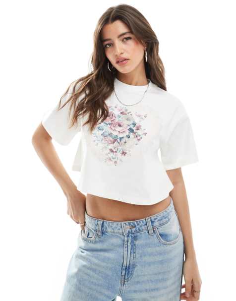 Miss Selfridge - Wijd cropped T-shirt met hartvormige print met bloemen in ecru - view 1