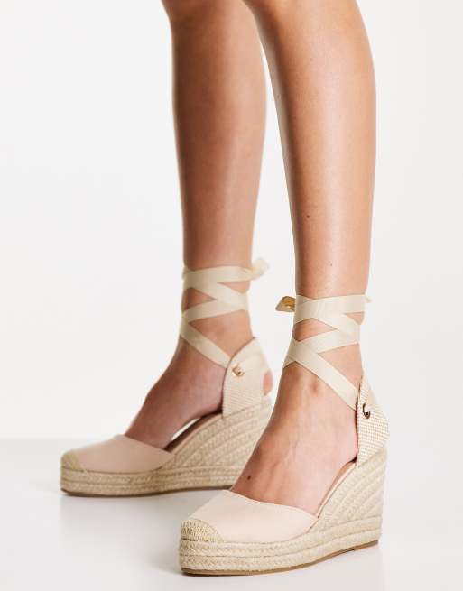 Miss Selfridge Windle close toe wedges in cream