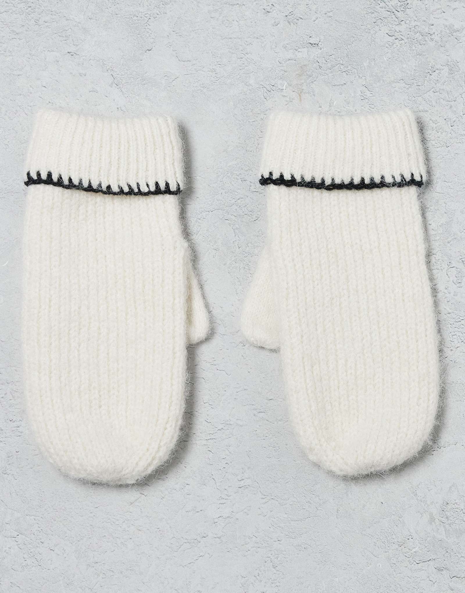 Шерстяные варежки Miss Selfridge с вышивкой в виде одеяла кремового цвета с черной строчкой