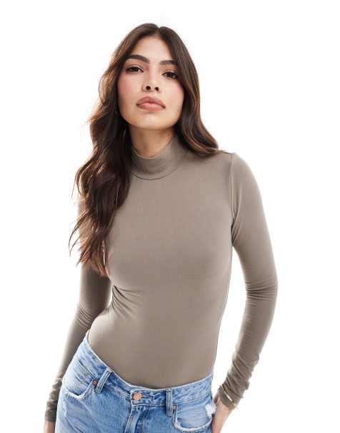 Miss Selfridge - Zachte body met lange mouwen en opstaande boord in champignon - view 1