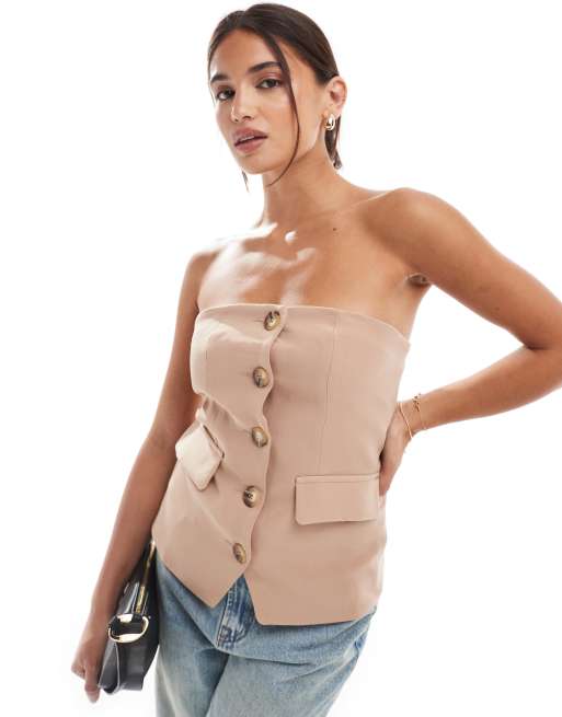 Miss Selfridge – Zapinana na guziki dopasowany top z dekoltem bandeau w neutralnym kolorze
