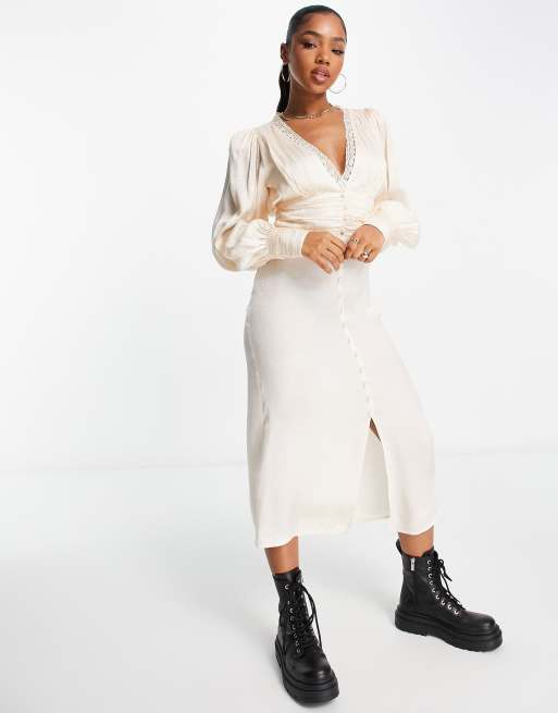 Miss Selfridge – Zapinana na guziki sukienka maxi z satynowego żakardu z koronkowym wykończeniem w kolorze szampana 