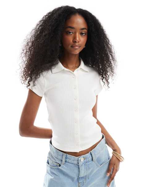 Miss Selfridge – Zapinany na guziki biały top z kołnierzykiem polo - view 1