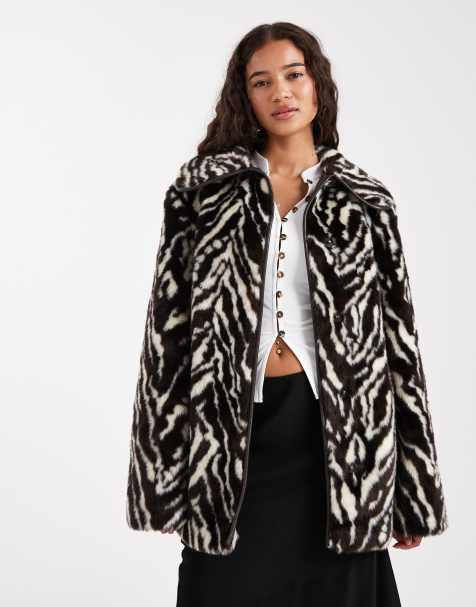 Miss Selfridge – Zebrarandig, halvlång fuskpälskappa med skärp - view 1