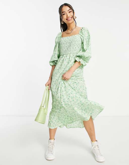 Miss Selfridge – Zielona marszczona sukienka midi z drobnym wzorem i dekoltem bardot
