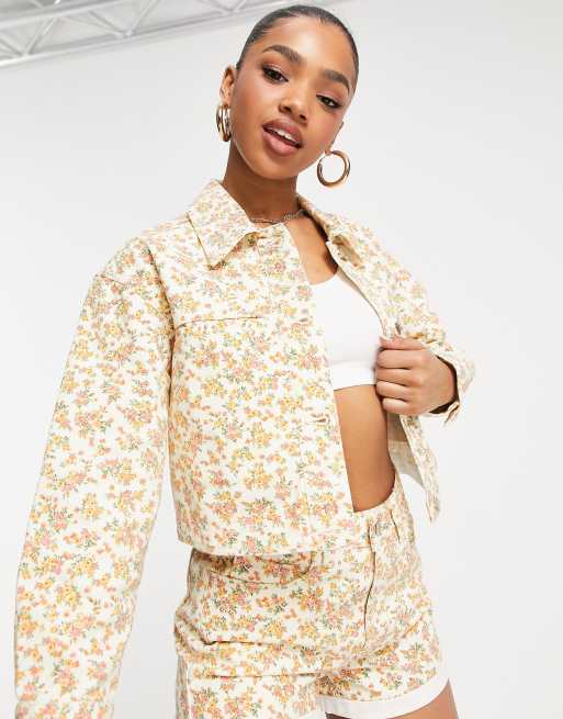 Miss Selfridge – Żółta krótka kurtka koszulowa w kwiatowy wzór