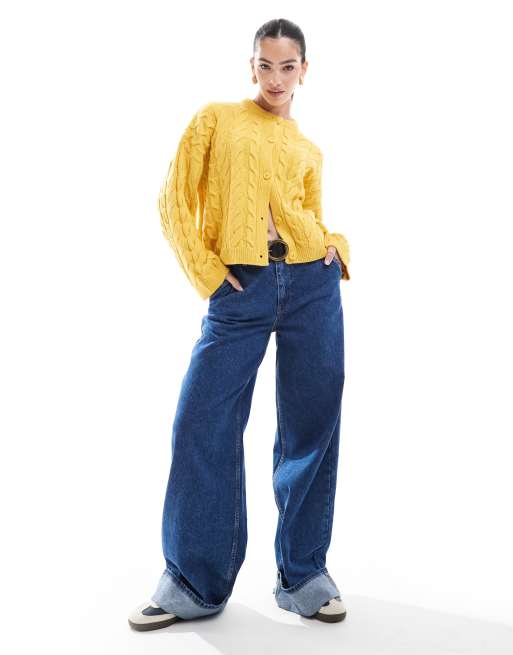 Miss Selfridge - Zwaar kabelgebreid vest in mosterdgeel, 2 van 4