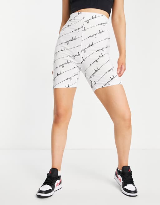 Missguided – Bedruckte, hoch geschnittene Shorts in Weiß, Kombiteil, 2 von 4