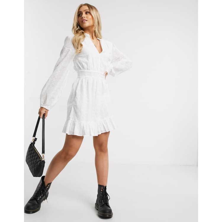 Missguided – Biała sukienka z haftem angielskim i falbanką | ASOS