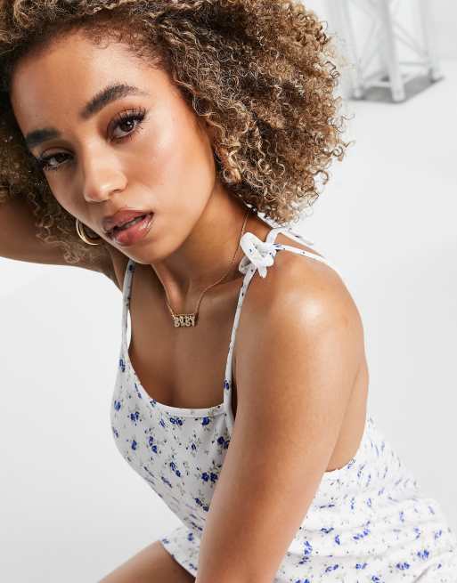 Missguided – Blåblommig miniklänning med smala knytband på axlarna, 3 av 4
