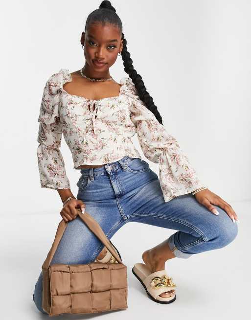 Missguided - Blouse met gestrikte hals en ruches op de schouder in crème met bloemen