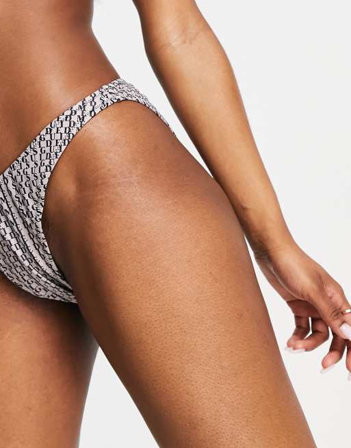 Missguided - Boomerang - Bikinitrusser med logoprint i gråbrun, 4 af 4