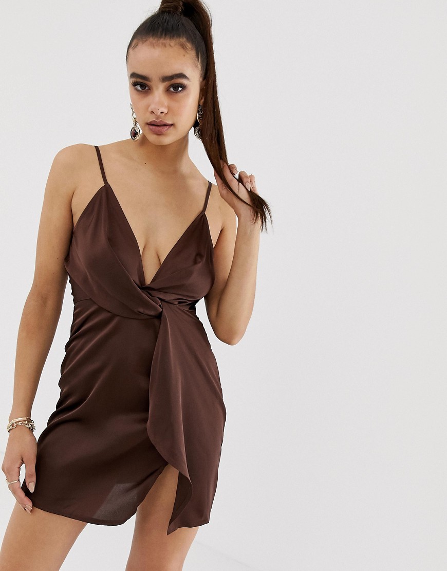 Missguided – brun miniklänning i satäng med snurrad knut framtill