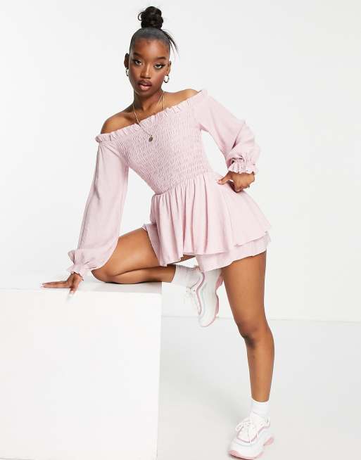 Missguided - Combishort froncé à volants et encolure Bardot - Rose