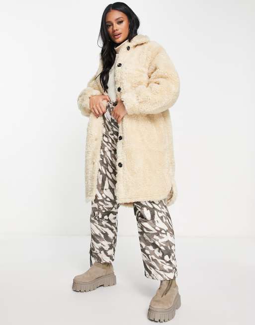 Missguided - Cremehvid longline-frakke i imiteret lammeskind