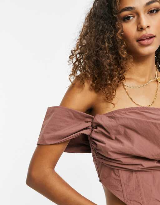 Missguided - Crop top froncé à encolure Bardot - Beige