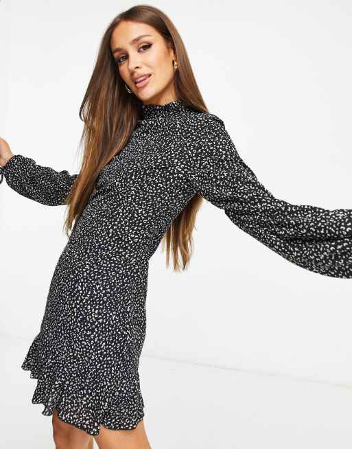 Missguided – Czarna sukienka trapezowa z zabudowanym dekoltem i wzorem w panterkę