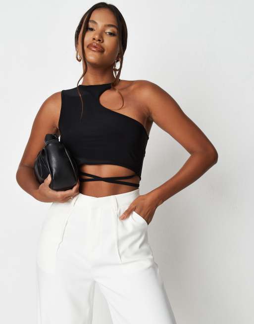 Missguided – Czarny krótki top o asymetrycznym kroju z paskiem w talii