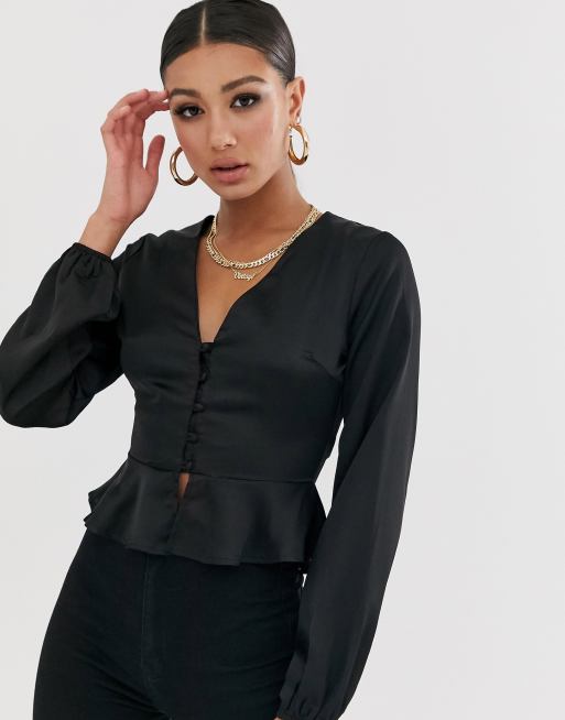 Missguided – Durchgeknöpfte Satinbluse mit Schößchensaum in Schwarz
