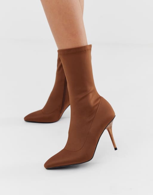 Missguided – Elastische Stiefel in Schokoladenbraun mit Absatz
