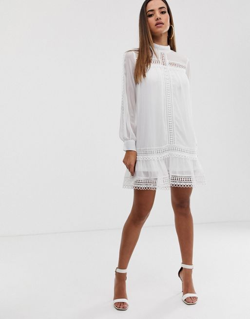 Missguided –Exclusive - Biała sukienka ze stójką i szydełkowanym  wykończeniem | ASOS