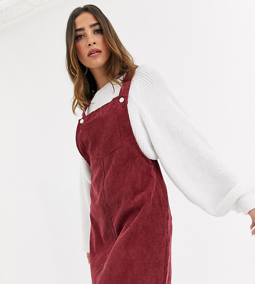 Missguided Exclusive dungaree dress in burgundy-Red
