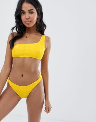 Missguided - Gekreukelde bikinitop met een blote schouder in geel