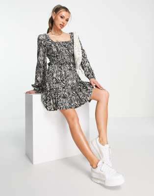 Missguided - Gelaagde mini jurk met aangerimpelde taille en lange mouwen in zebra