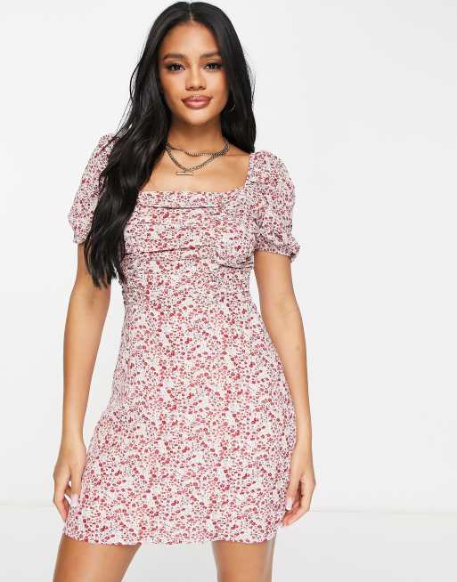 Missguided – Gerafftes Skater-Kleid mit Puffärmeln und Blümchenmuster in Rot