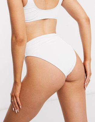 Missguided – Gerippte Bikinihose in Weiß mit hohem Bund und Schnalle