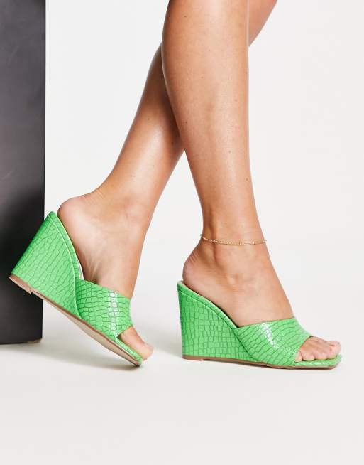 Missguided – Gröna kilklackssandaler med öppen häl och krokodilskinnsmönster