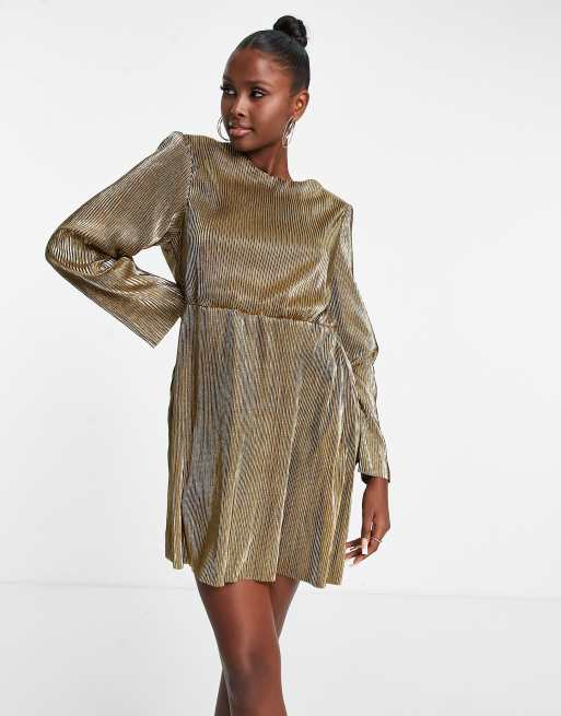 Missguided – Guldfärgad, plisserad miniklänning med vadderade axlar