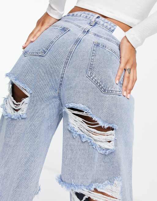 Jeans strappati sotto hot sale il sedere